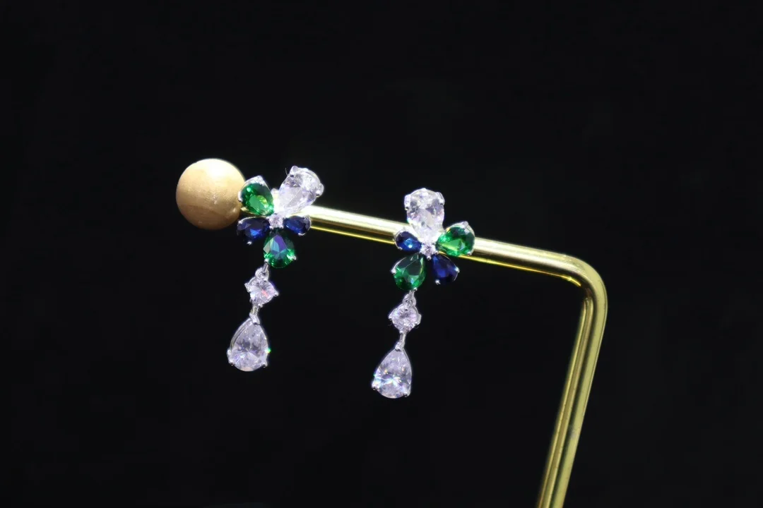 

Иностранный нишевой бренд S925 серебряные инкрустированные цирконами трехцветные серьги 13*35 мм характеристики