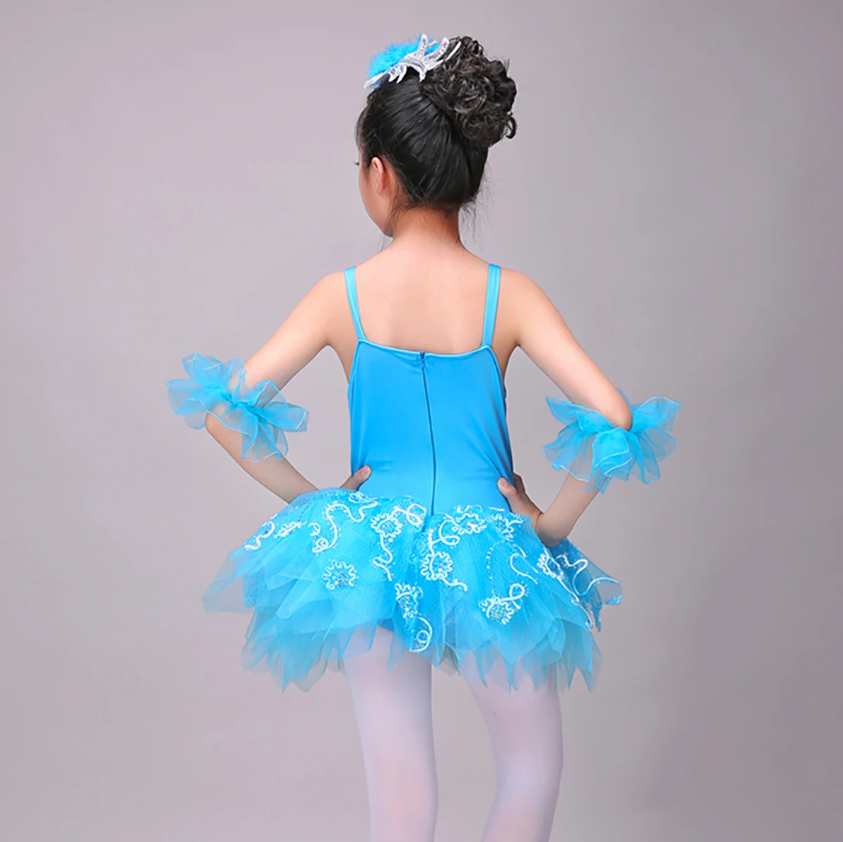 Детское балетное платье-пачка с блестками и перьями на тонких бретельках Детские