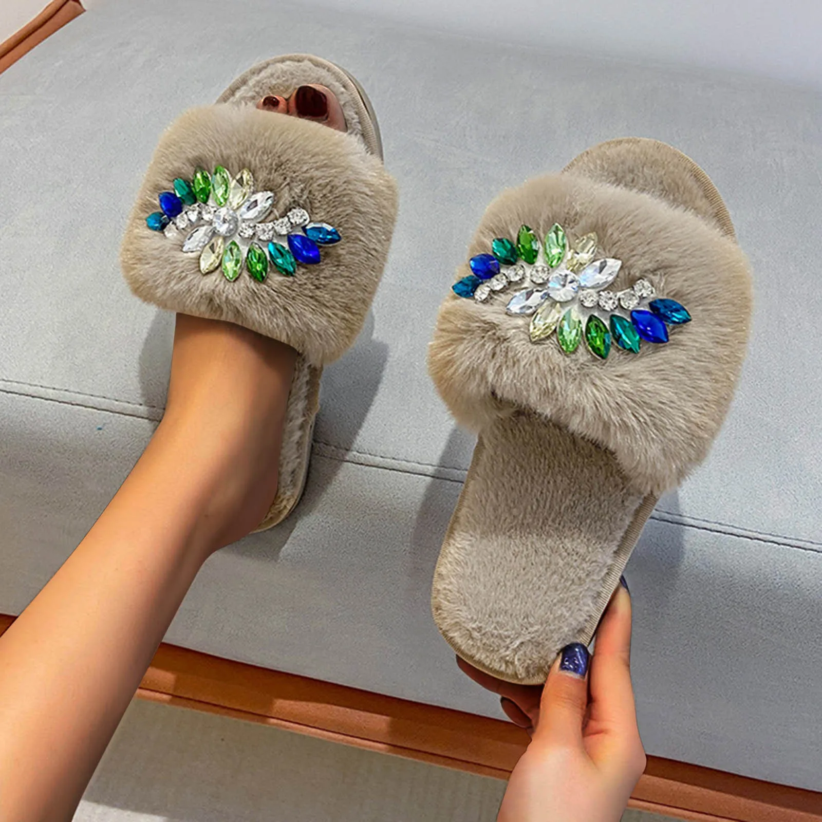 

Женские тапочки, модная пушистая обувь на плоской подошве, украшение Стразы, верхняя одежда, хлопковые плюшевые тапочки, нескользящая Мягка...