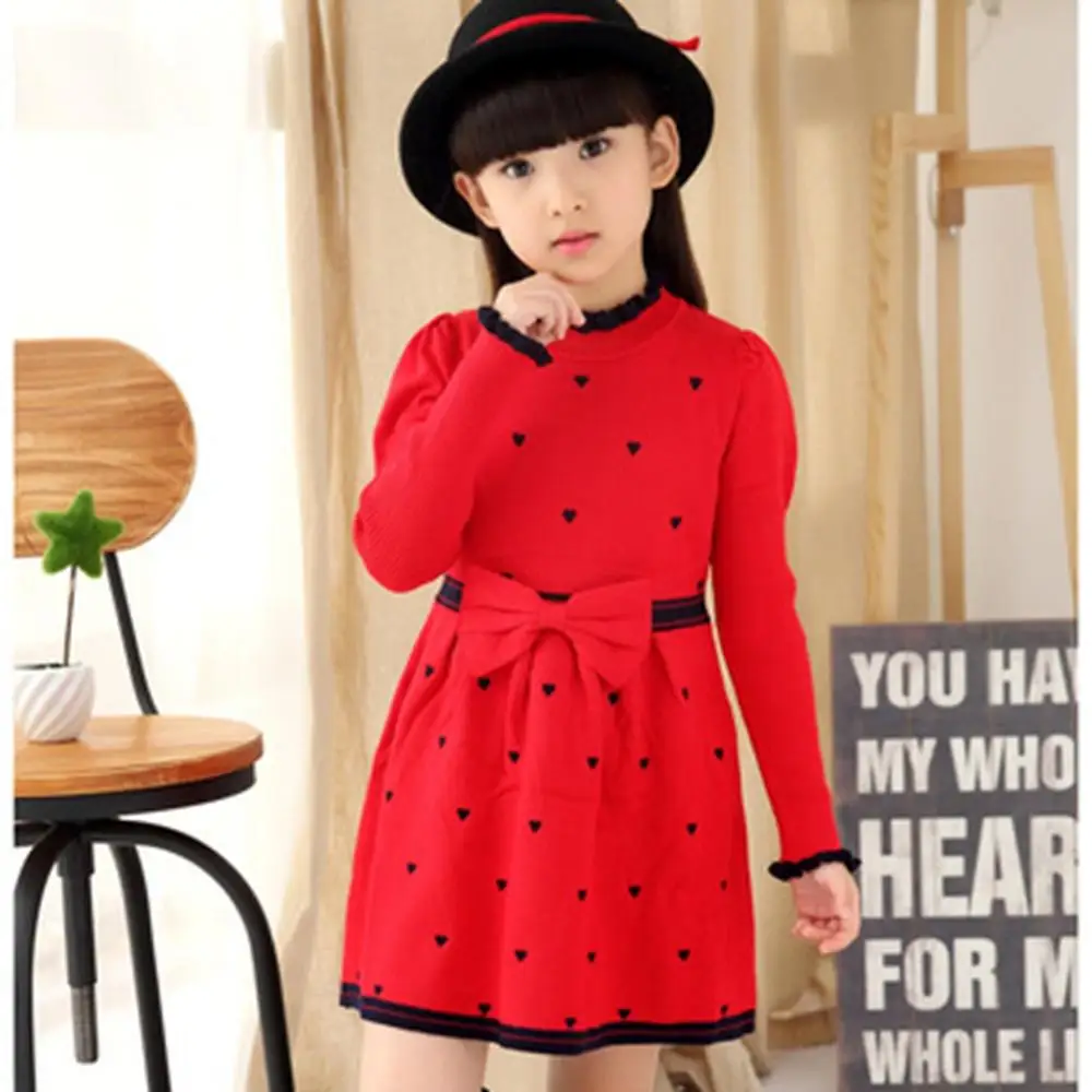 Детское вязаное платье для девочек зимнее красного цвета с бантом и сердечками
