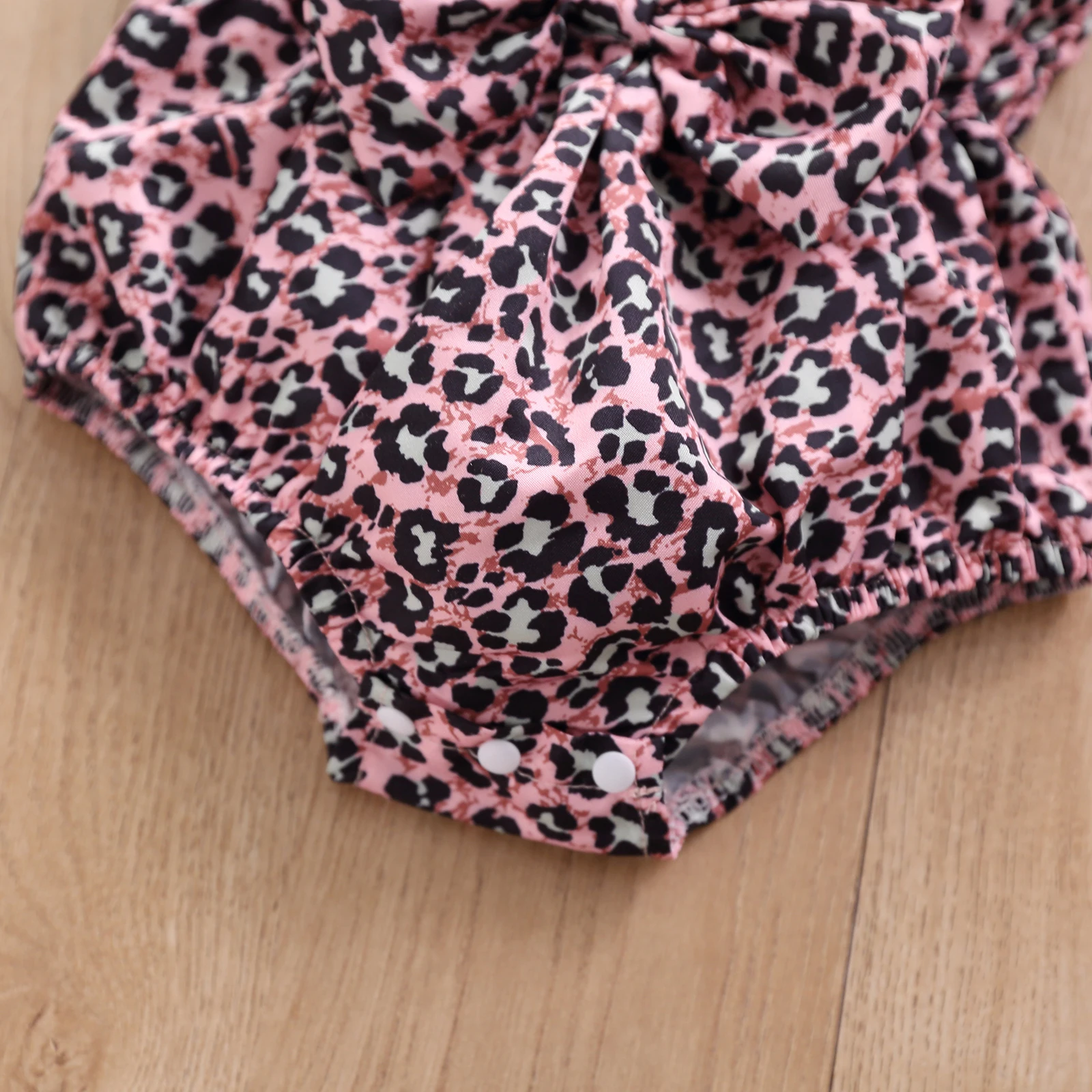 

2 Pcs Newborn Leopard Print Outfits, Baby Girl Sleeveless Square Collar Bowknot Romper + Headband