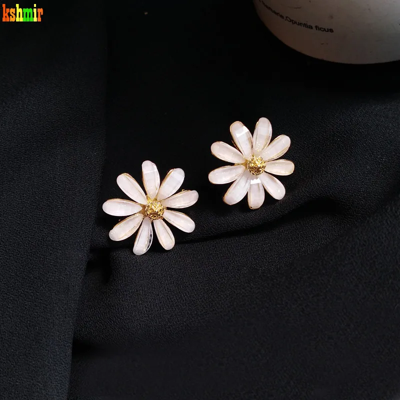 

Kshmir 2020 1.8cm Korean Light Luxury Earrings Simple and Fresh Daisy Earrings Female Geometric Resin Flower Stud Earrings Women