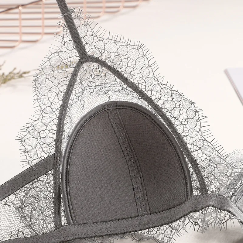 Пикантный французский бюстгальтер кружевной треугольный с ресничками и трусики