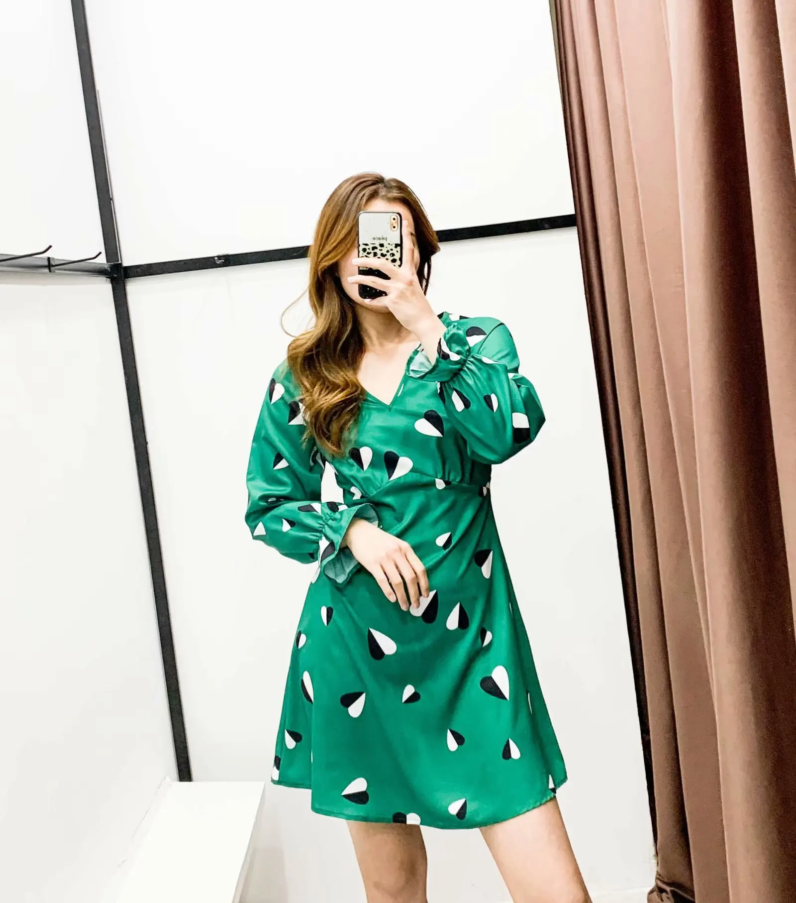 Женское элегантное зеленое мини-платье с принтом длинным рукавом и v-образным