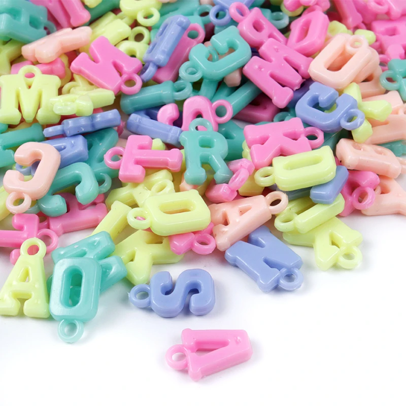 Бусины акриловые с отверстиями для подвешивания буквы карамельных цветов