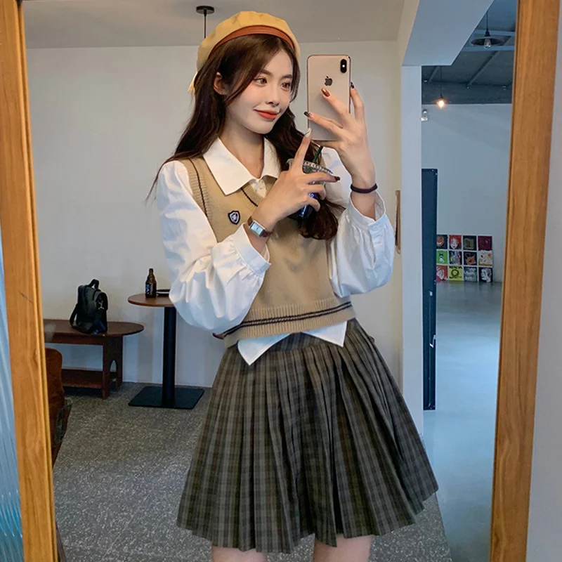 

College Style Age Reduction Suit Autumn 2021 New V-neck Knitted Vest Short with Vest for Women O1721