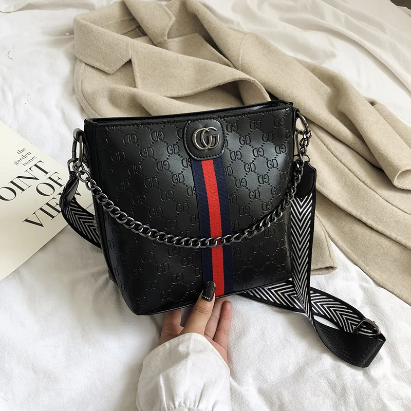 

2021 New Female Waist Bucket Bag Fashion Chain Chest Simple Hand Lading Shoulder Oblique Satchel Women Black Saddle Belt Bag
