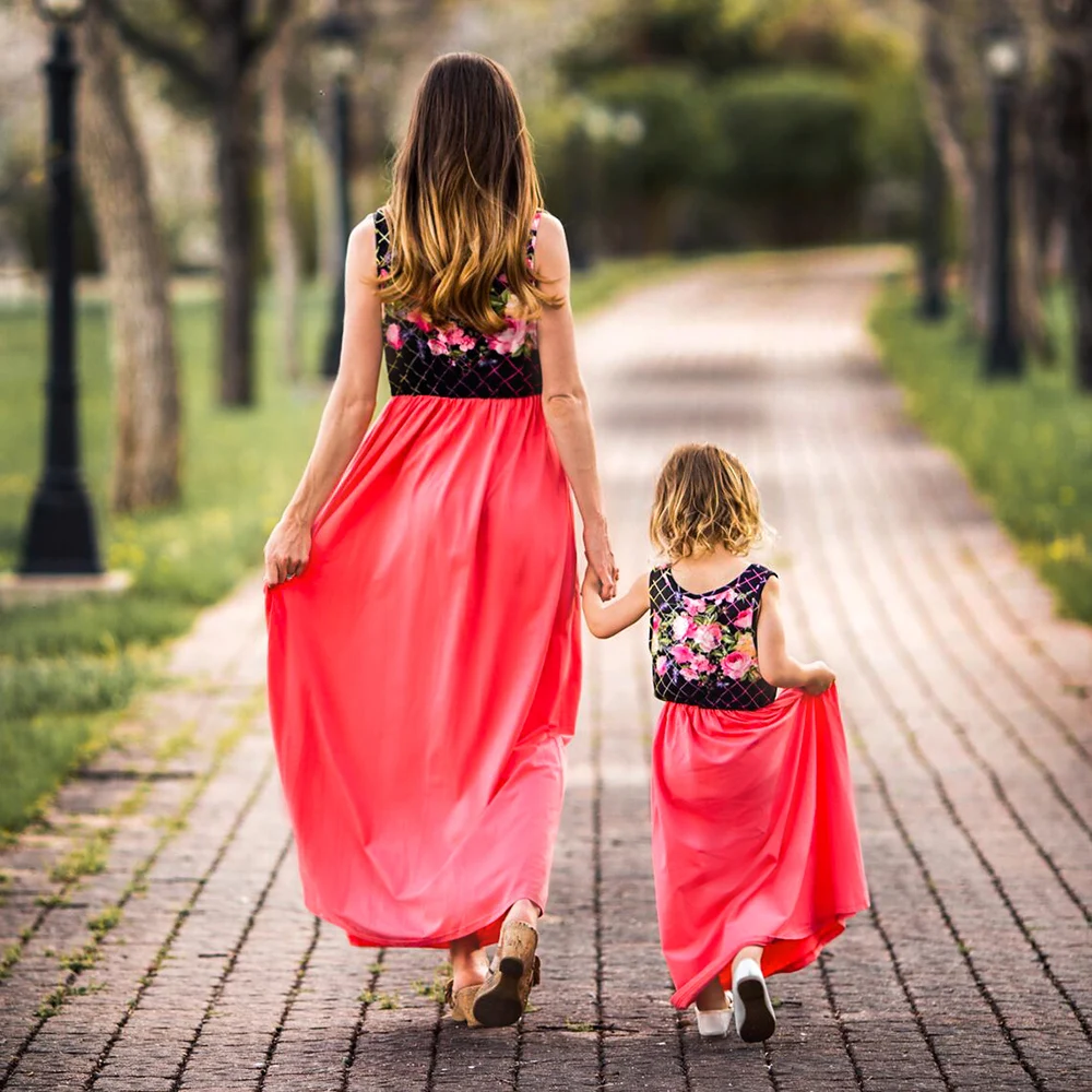 Винтажное длинное платье с цветочным принтом для мамы и меня розовое летнее