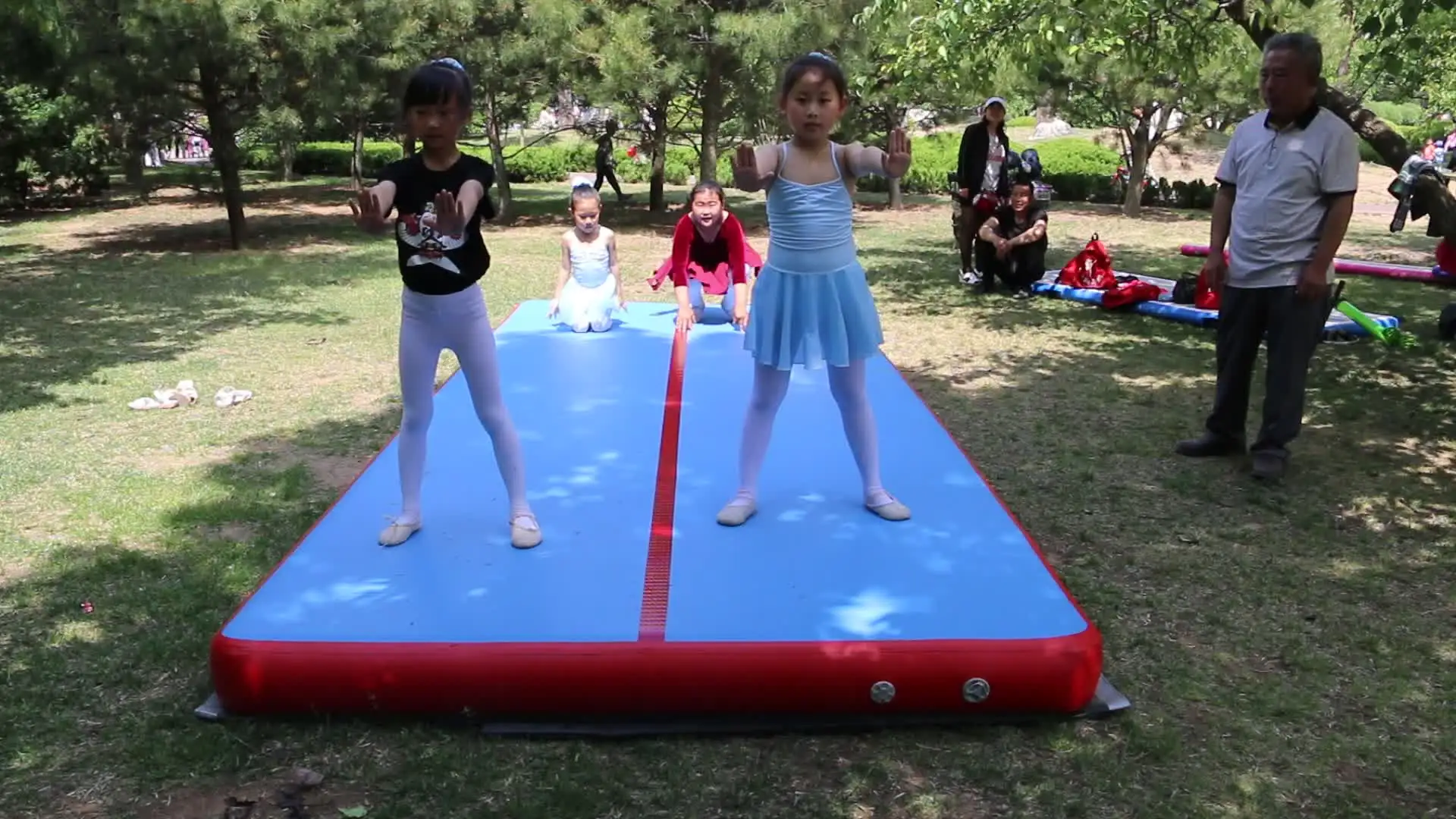 Цена Новинка 2021 г., надувной гимнастический Тренировочный Коврик для гимнастики, 4 м, 5 м, 6 м, для домашнего использования, воздушная напольная дек...