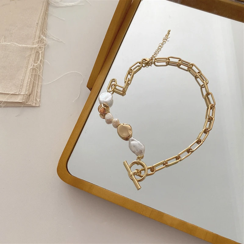 

Bilandi Modern Jewelry Chain Necklace New Asymmetrical Metal Alloy Golden Plating Simuklated Pearl Short Necklace For Girl Gifts