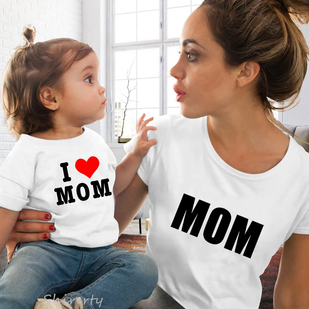 

Для мамы и дочери футболка I Love Mom» («Я люблю маму»); Одежда «Мама и я»; Семейный комплект одинаковой одежды для всей Look для папы, мамы, дочки фу...