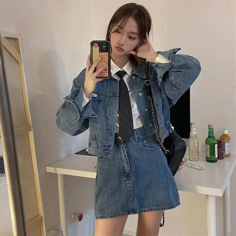 Женский костюм из двух предметов джинсовая куртка и свободная короткая юбка в