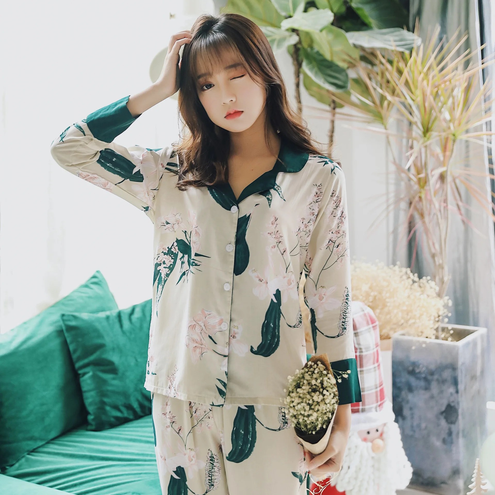 

2021 spring new product hot pink lily ladies pajamas suit comfortable cotton silk long-sleeved lapel leaf home service