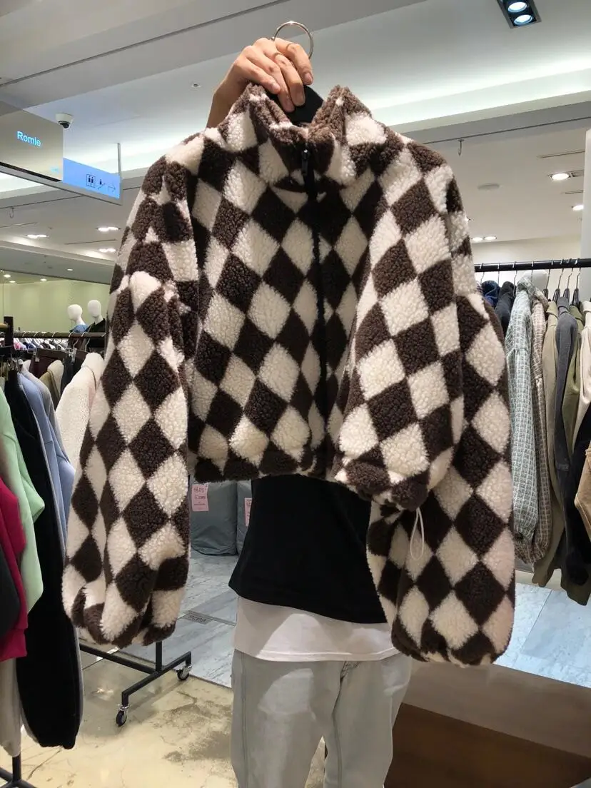 

Women's jacket 2021 winter new fashion contrast color rhombus stand collar short zipper lamb plush jacket women