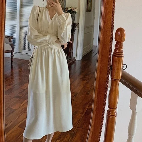 

swing mid long dress autumn 2020 temperament bubble sleeve V-neck waist slim pearl dress