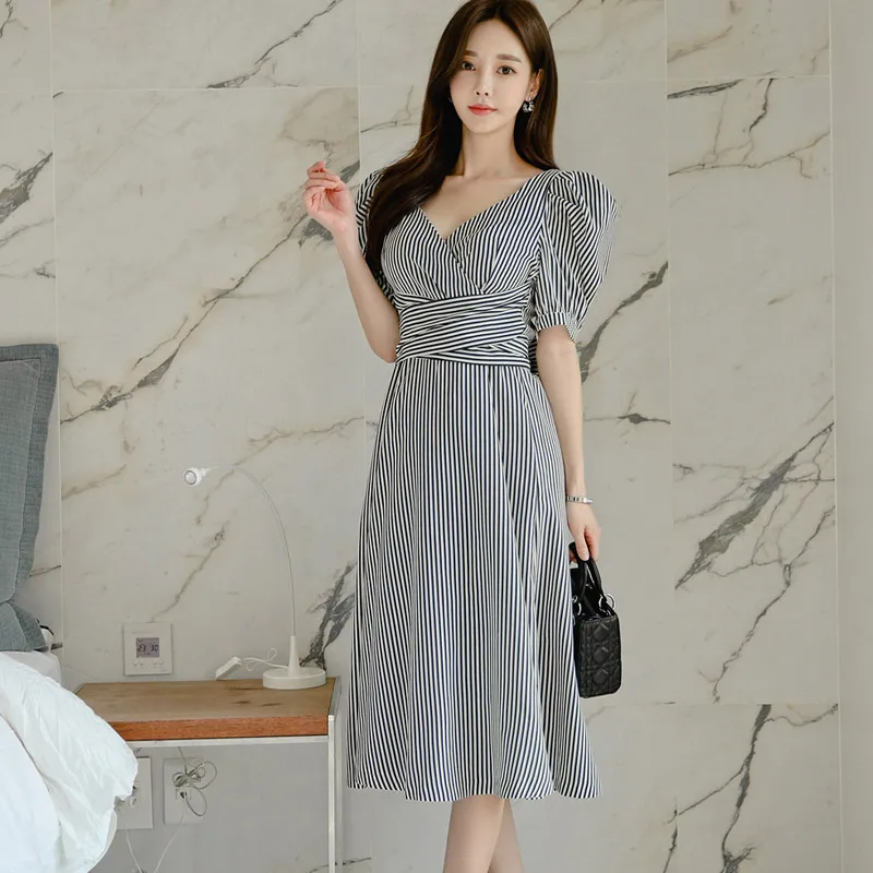 Женское платье-миди в полоску с V-образным вырезом и коротким рукавом | Женская