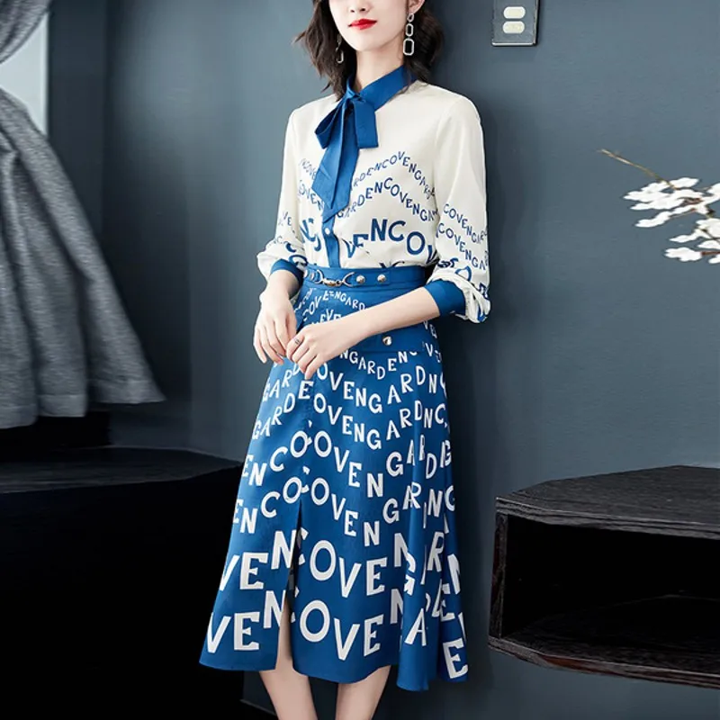 

Элегантная буква, узорная юбка средней длины, костюм для женщин, бант, воротник, длинный рукав, шифоновая рубашка, топ + юбка с разрезом, офисн...