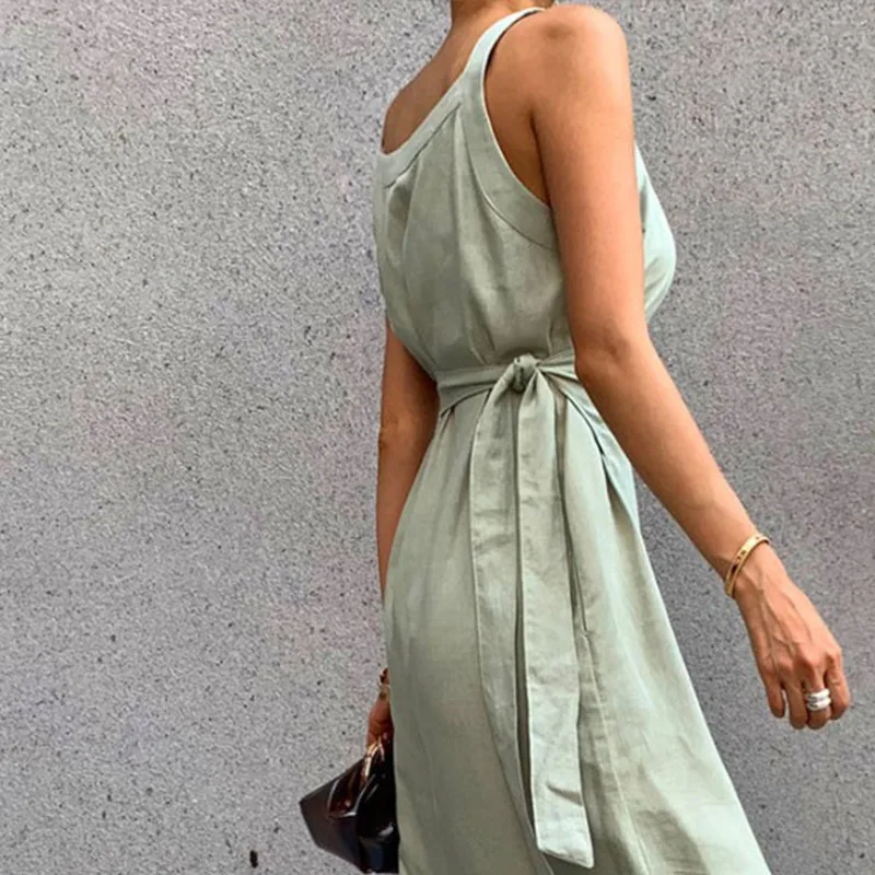 Женское однотонное платье без рукавов с открытыми плечами круглым вырезом и