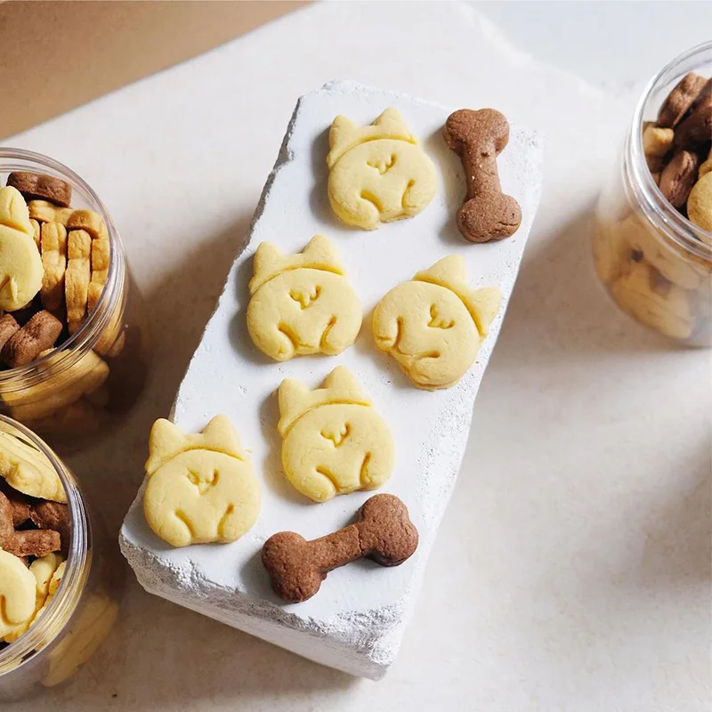 Формочка для печенья в виде кости с изображением милой собачки корги из фонданта и других материалов для выпечки и декорирования тортов.