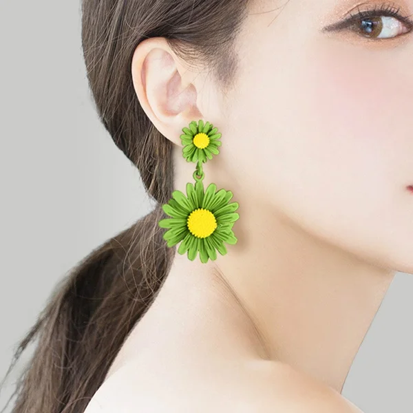 

Hot Small Daisy Flower Dangle Earring For Women Sweet Green Flower Drop Earring 2021 Trend Summer Party Body Jewelry Accessories