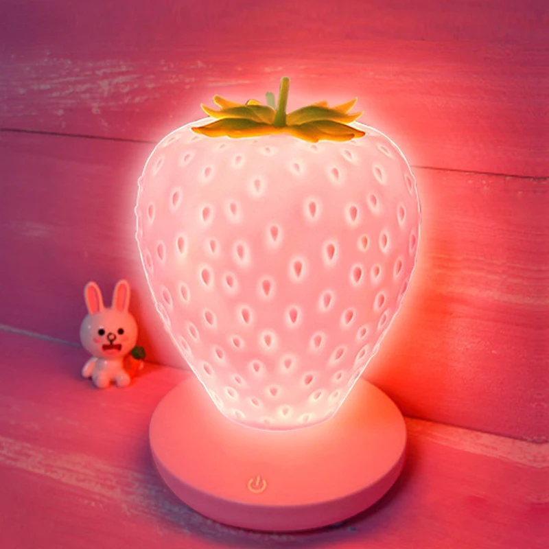 

Светодиодные ночные светильники в виде клубники, приглушаемые сенсорные настольные светильники, силиконовые Милые светильники в виде живо...