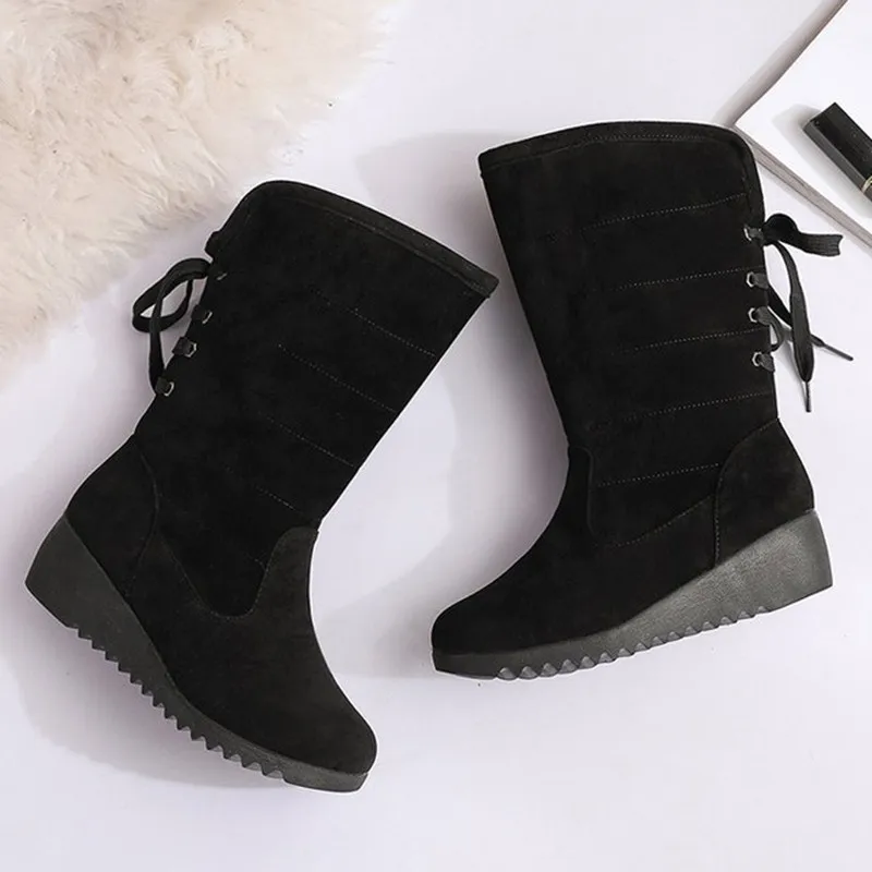 Зимние женские сапоги средней длины из искусственной замши на тонкой танкетке