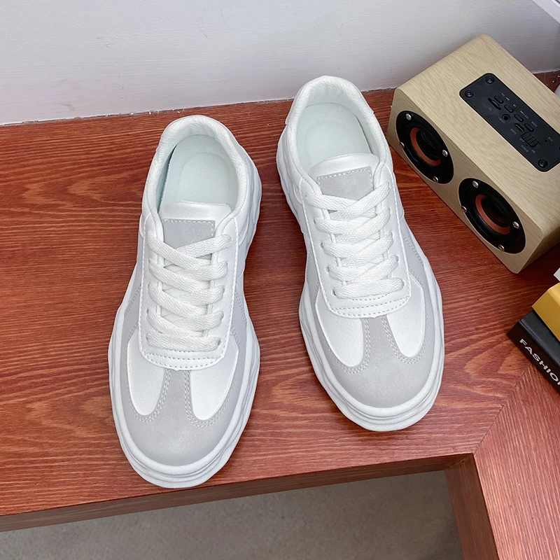 

Ins trendy little white shoes women's 2021 autumn new thick soled running board shoes female students Korean style
