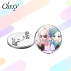 CHSXY, аниме, Клубные Броши Yarichin, модный Печатный стеклянный кабошон, булавка на лацкан, кнопка для рюкзака, одежды