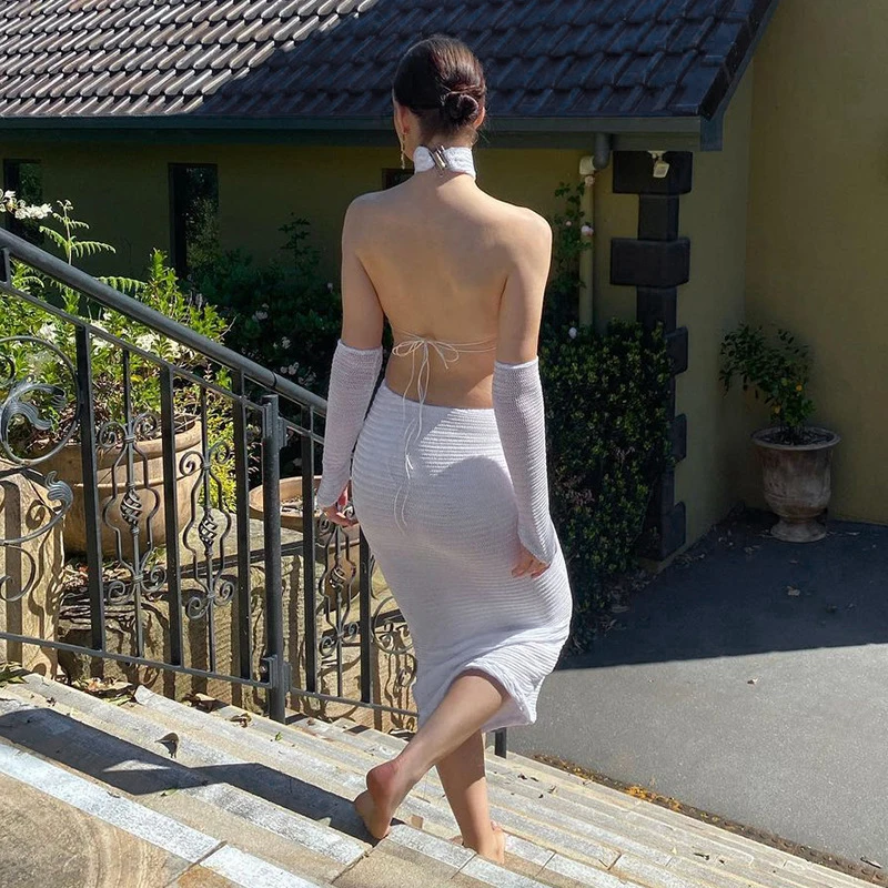 Женское облегающее платье-миди с открытой спиной и высоким воротником |