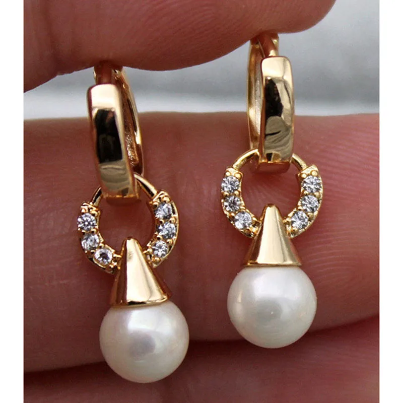 

Gold Cone Round Pearls Dangle Earrings New Trendy Geometric Gold Tone Rhinestone Crystal Inlaid Personality Exaggerated Earrings