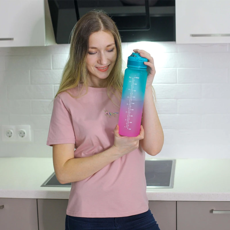 Бутылка для воды ZORRI Lunidry с соломинкой Спортивная фитнеса градиентная 1 л