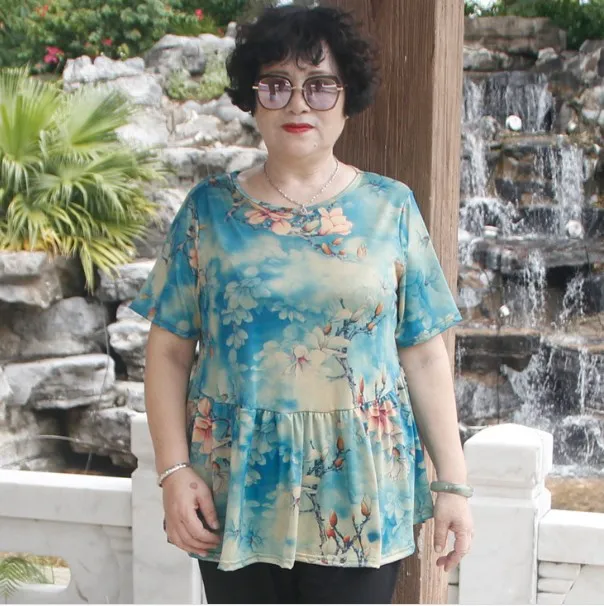 Женская футболка с коротким рукавом круглым вырезом и цветочным принтом