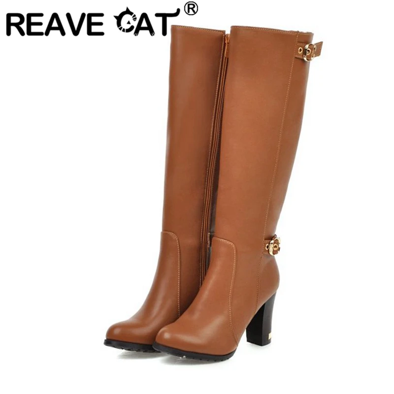 

Женские плюшевые сапоги до колена REAVE CAT, зимние однотонные сапоги больших размеров 34-43 с круглым носком и пряжкой на массивном каблуке, белого, серого, коричневого цветов, S2756