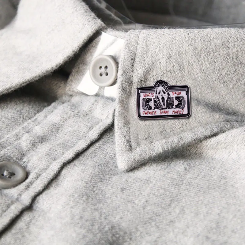 Кричащие булавки с изображением Ghostface. Каков ваш любимый страшный фильм? Значок