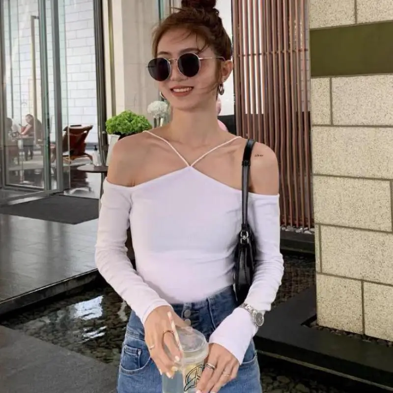 

Женский трикотажный свитер с открытыми плечами, черно-белый тонкий облегающий пуловер с лямкой на шее и открытой спиной, модель Y2K на осень, ...