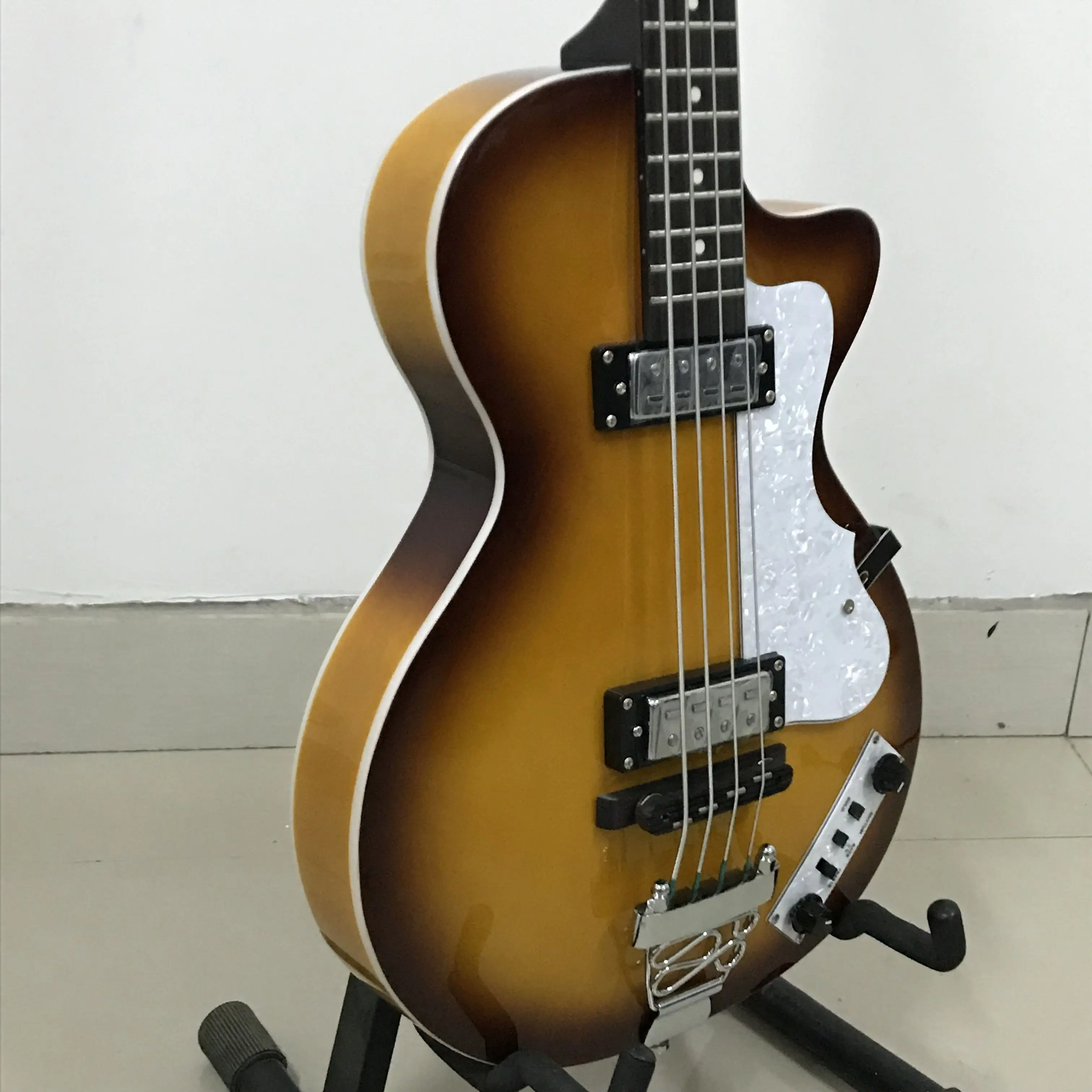 Клубный бас Hofner серии Hi-CB полностью пустотелый корпус 2 штекера Винтажный стиль