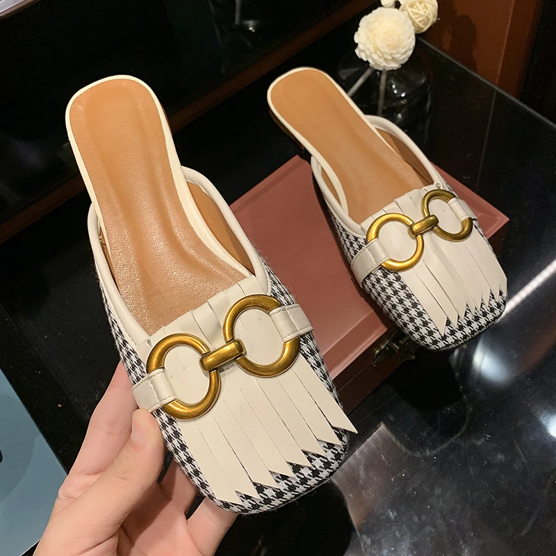 

2021 New Style Fashion Trend Square Toe Tassels Women Slipper Metal Clasp Decoration Mules Baotou Flat Women Casual Sandals