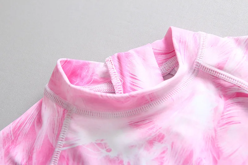 Цельный купальник с короткими рукавами и принтом Город Thresds розового цвета