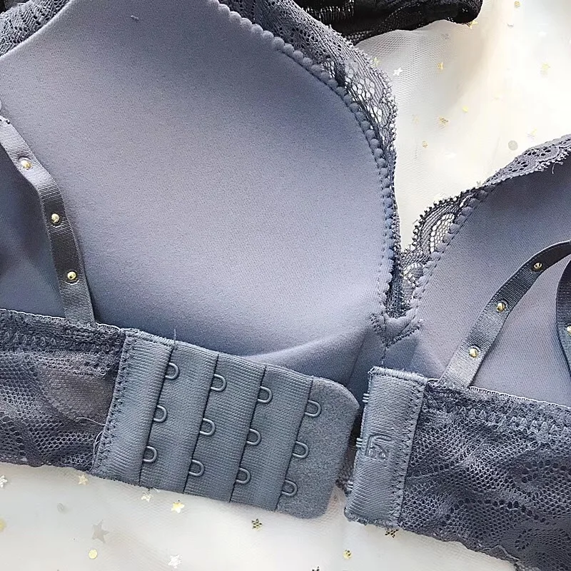 Комплект кружевного нижнего белья с бюстгальтером тонкой чашкой и