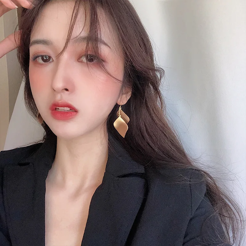 Женские металлические серьги в форме Моаны золотистые с крупным геометрическим