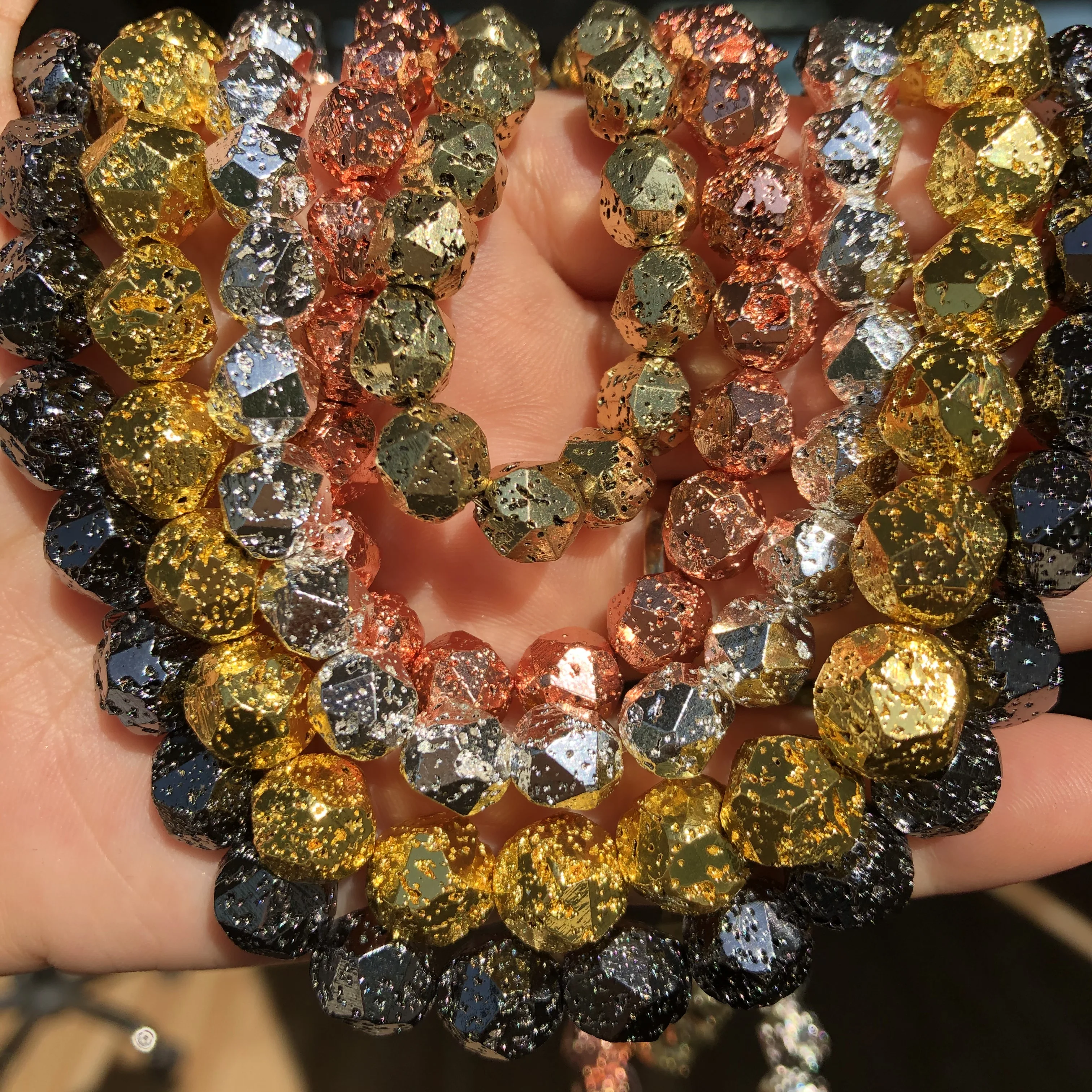 Природный камень из вулканической лавы гематит цвета: золотистый Серебристый