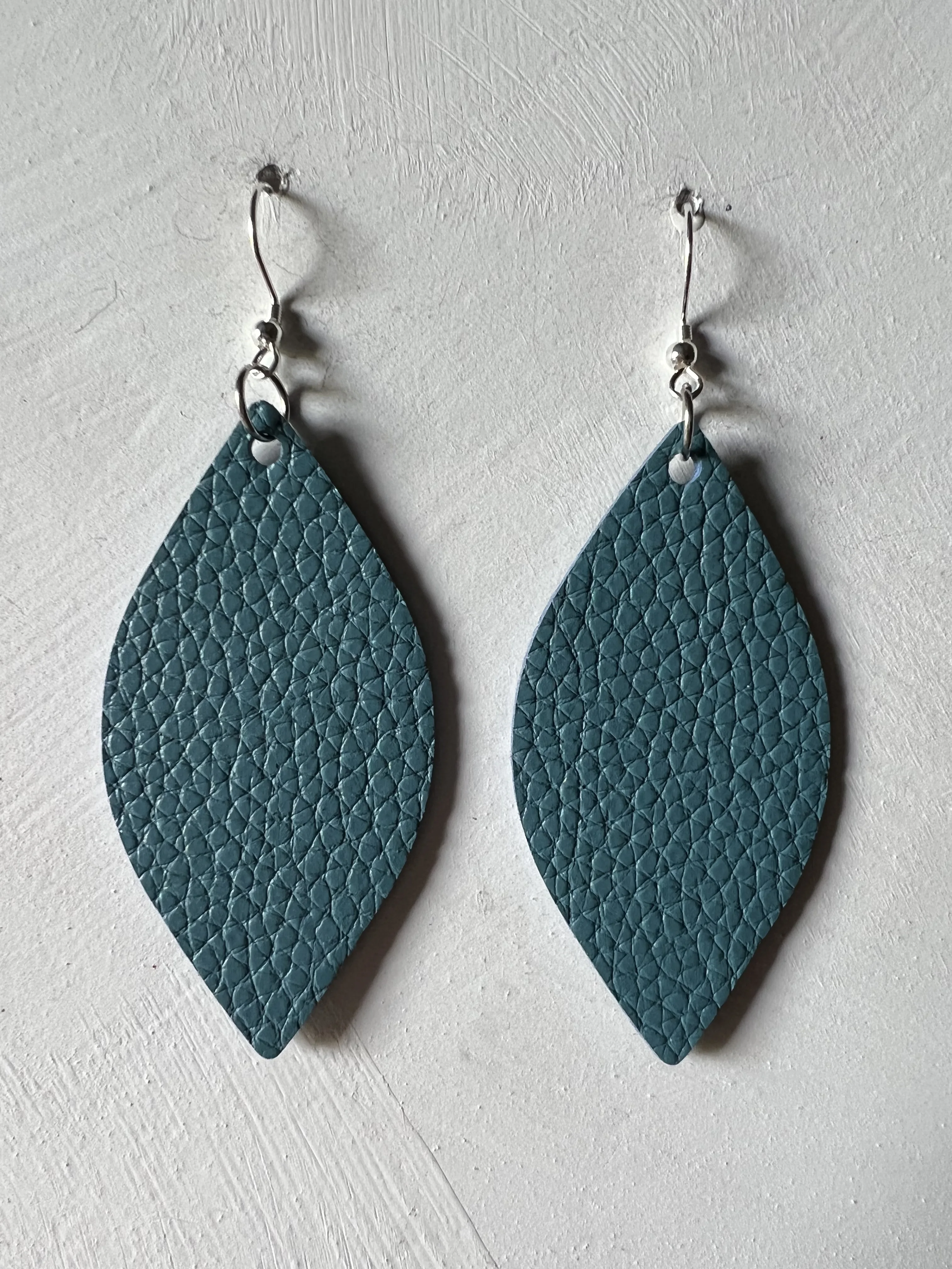 

2022 Классические женские серьги из искусственной кожи разноцветные Модные Простые висячие серьги с листьями