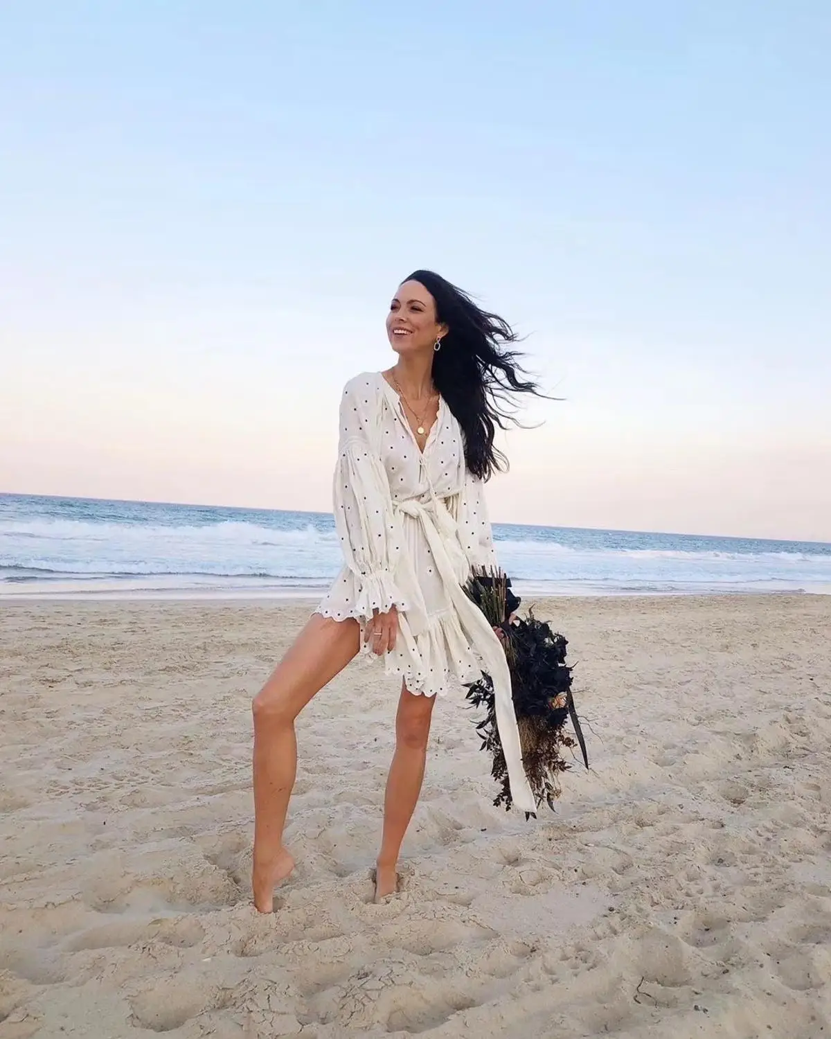 Австралийский бренд ACLE * платье праздничное стильное с v-образным вырезом на