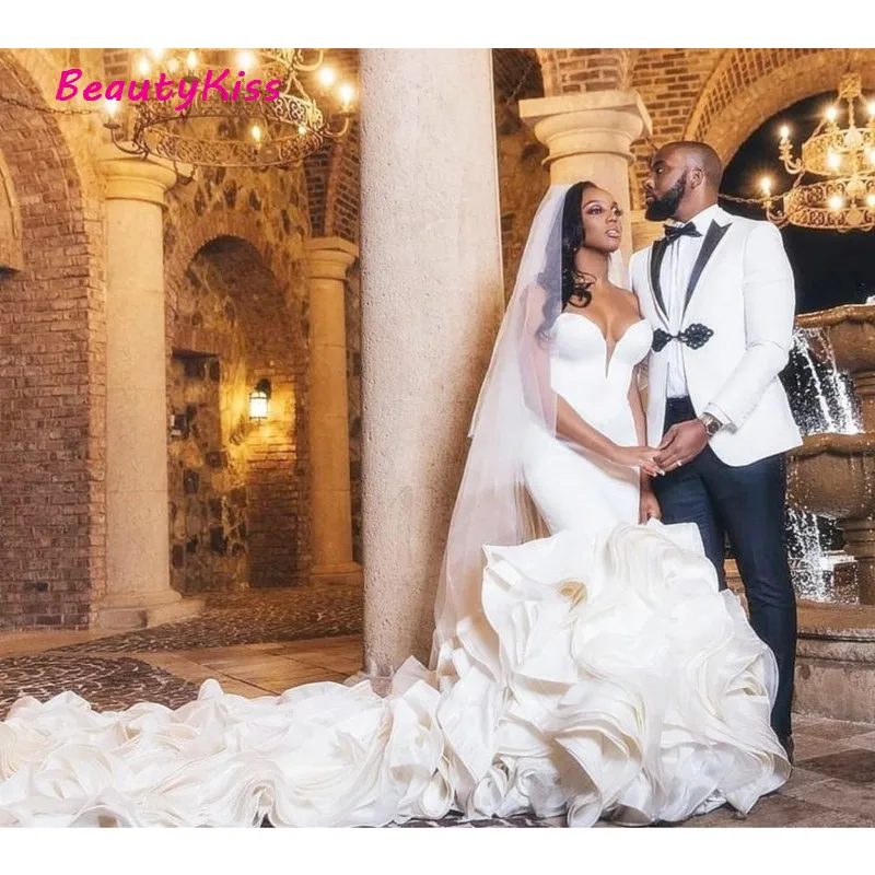 

Свадебное платье со шлейфом и юбкой-годе