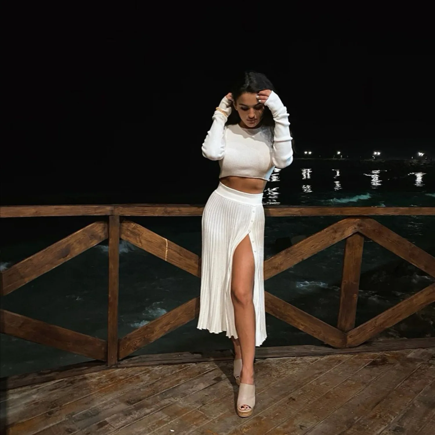 Женский комплект из двух предметов белый бежевый черный свитер укороченный топ