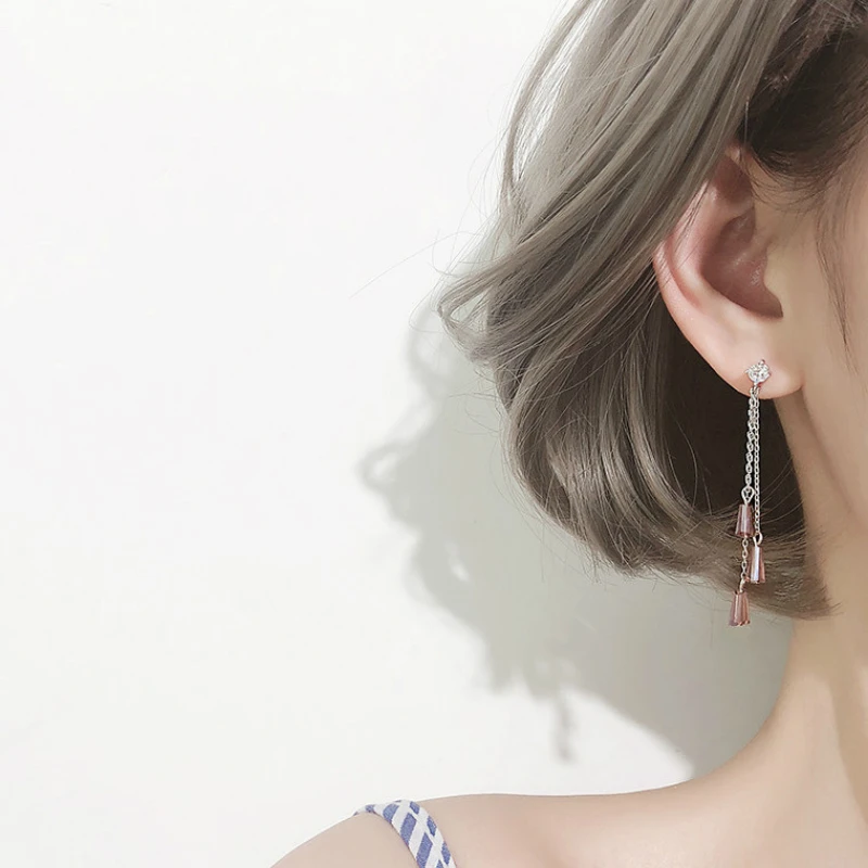 Серебряные геометрические серьги маленькие цилиндрические красные цветные с