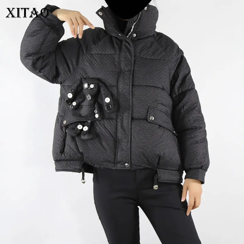 

XITAO/модная короткая черная парка со съемным мультяшным кукольным украшением; Новинка 2021 года; Зимняя женская теплая парка; Пальто; JL0339