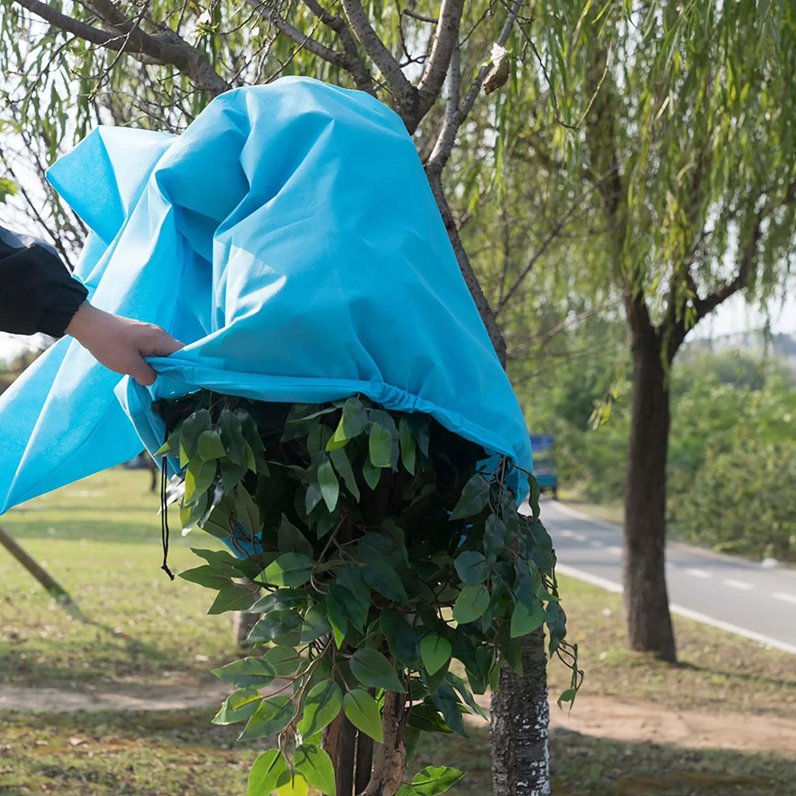 

Plant Cover Winter Warm Cover Tree Frost Blanket with Drawstring Zipper Anti-Freeze Protecting Bag for Winter Cold Weather #M