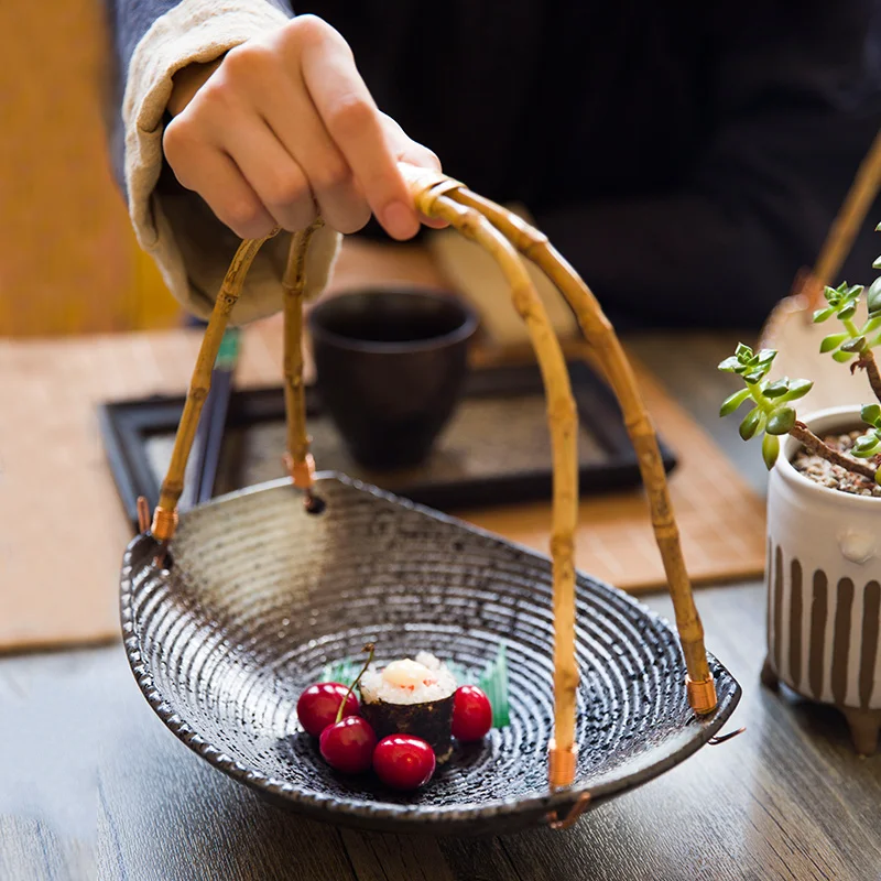 

Personalized Japanese Style Hand-Painted Ceramic Specialty Restaurant Hotel Tableware Bamboo Handle Hanging Plate Fruit Basket