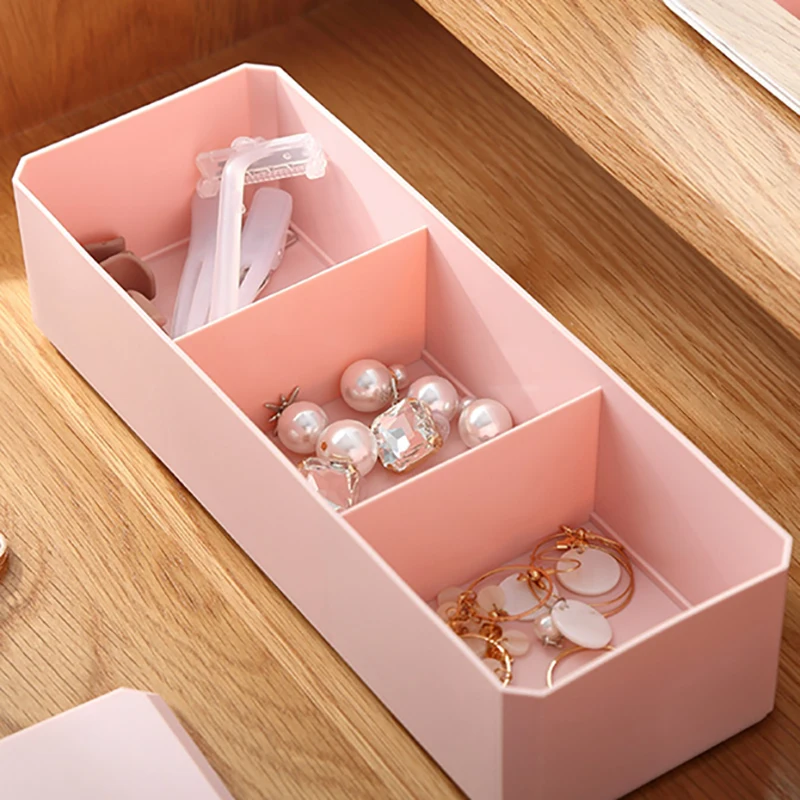 Простая косметическая коробка для хранения ювелирных изделий с тремя ячейками